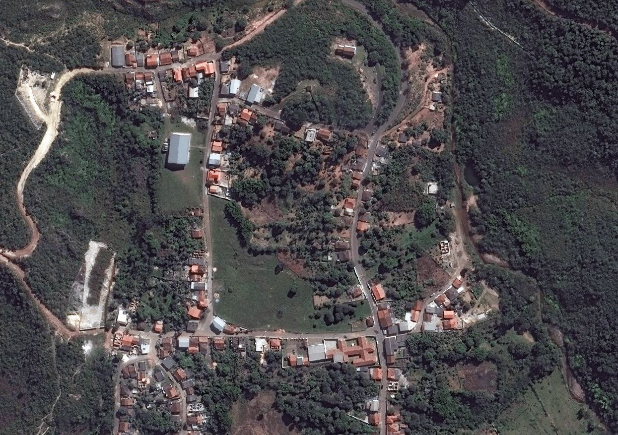 Imagem de satélite antes da destruição que a lama fez na cidade.