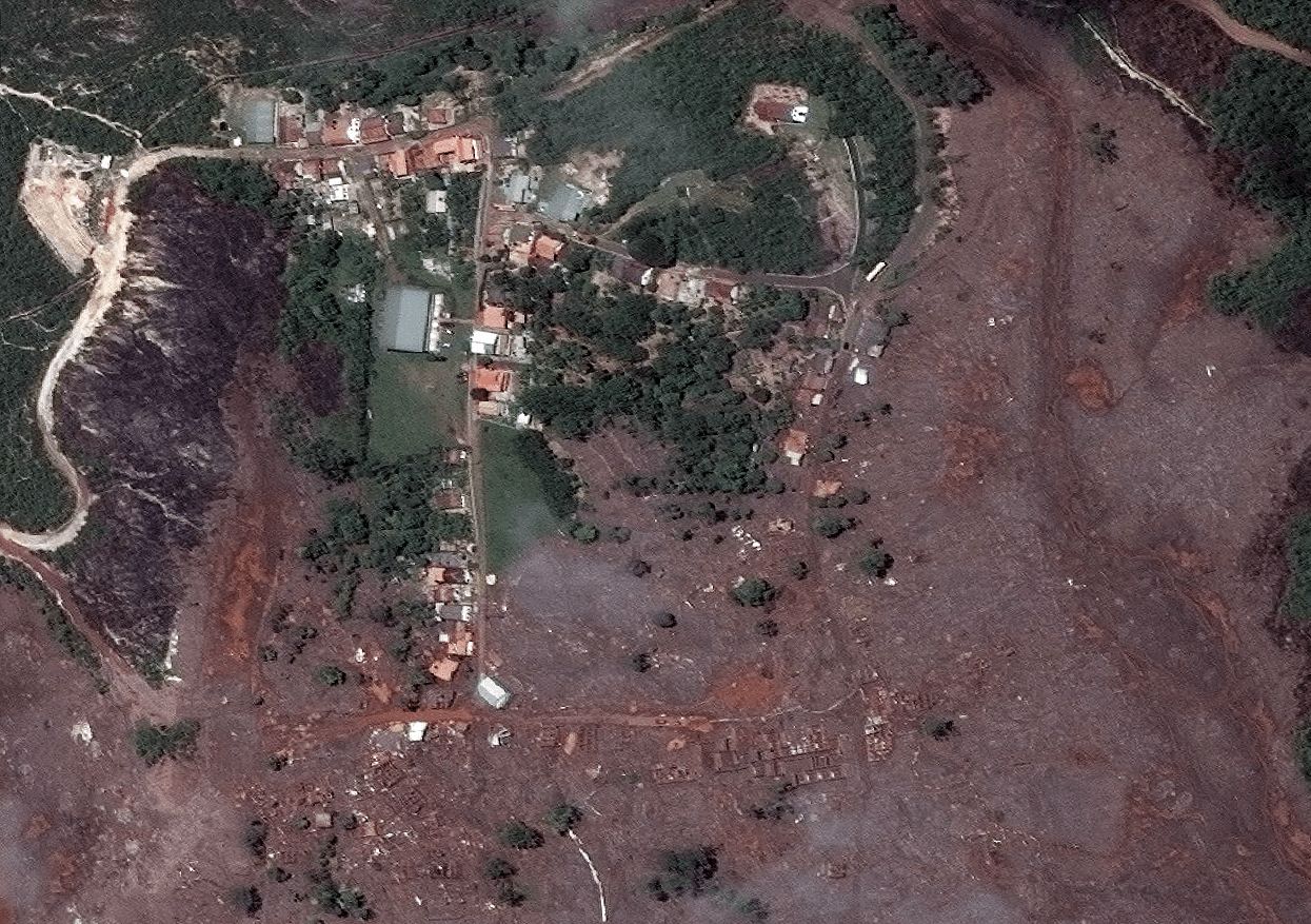 Imagem de satélite mostrando a destruição que a lama fez na cidade.